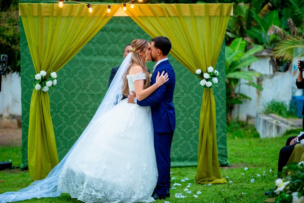 Fotografia de casamento ao ar livre em Monte Santo com Maria Izabel e Diego. Amor, emoção e momentos únicos registrados com estilo profissional. Fotógrafo de casamento, fotos da noiva, noivo e cerimônia. #JuniorFotografia