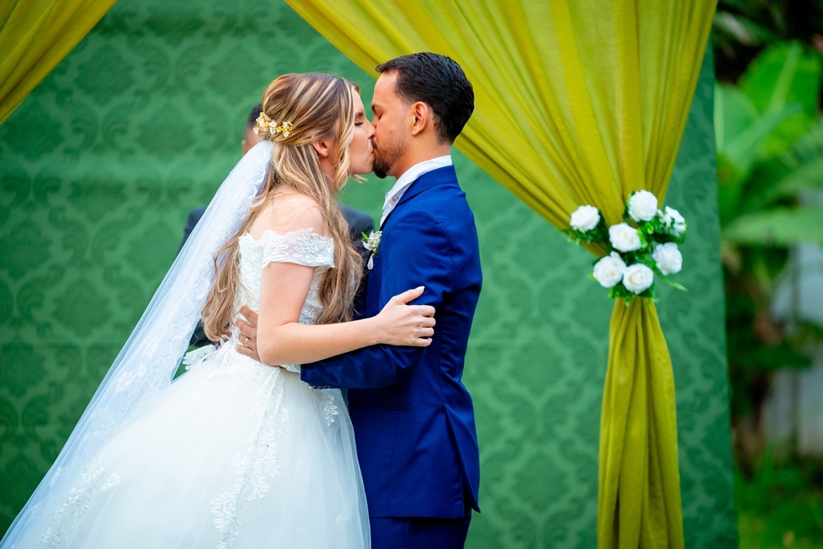 Fotografia de casamento ao ar livre em Monte Santo com Maria Izabel e Diego. Amor, emoção e momentos únicos registrados com estilo profissional. Fotógrafo de casamento, fotos da noiva, noivo e cerimônia. #JuniorFotografia