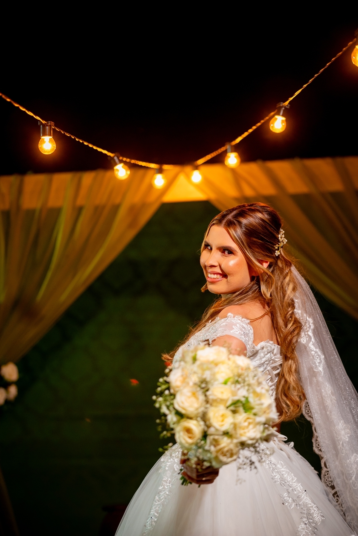 Fotografia de casamento ao ar livre em Monte Santo com Maria Izabel e Diego. Amor, emoção e momentos únicos registrados com estilo profissional. Fotógrafo de casamento, fotos da noiva, noivo e cerimônia. #JuniorFotografia