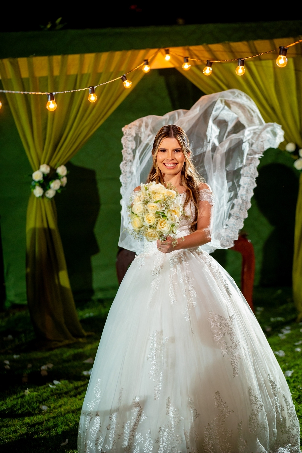 Fotografia de casamento ao ar livre em Monte Santo com Maria Izabel e Diego. Amor, emoção e momentos únicos registrados com estilo profissional. Fotógrafo de casamento, fotos da noiva, noivo e cerimônia. #JuniorFotografia