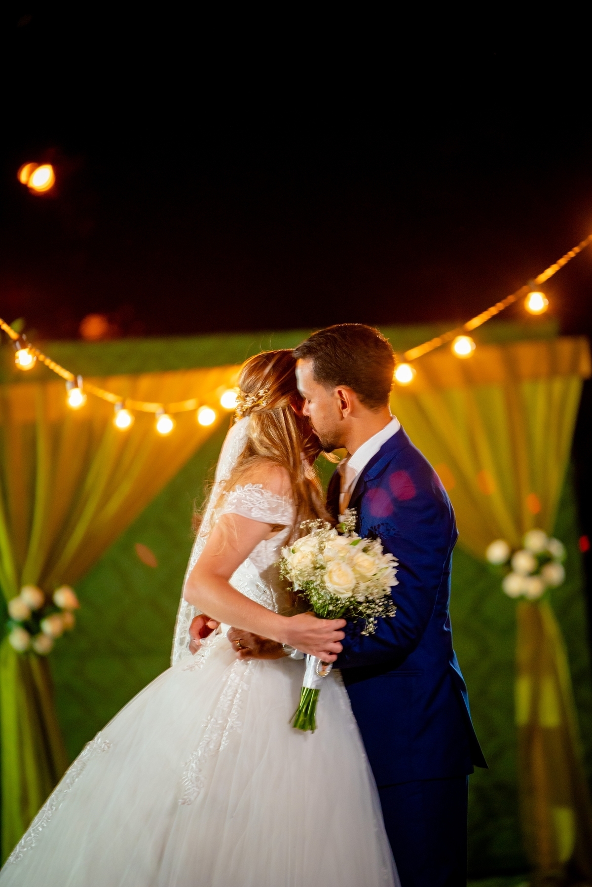 Fotografia de casamento ao ar livre em Monte Santo com Maria Izabel e Diego. Amor, emoção e momentos únicos registrados com estilo profissional. Fotógrafo de casamento, fotos da noiva, noivo e cerimônia. #JuniorFotografia