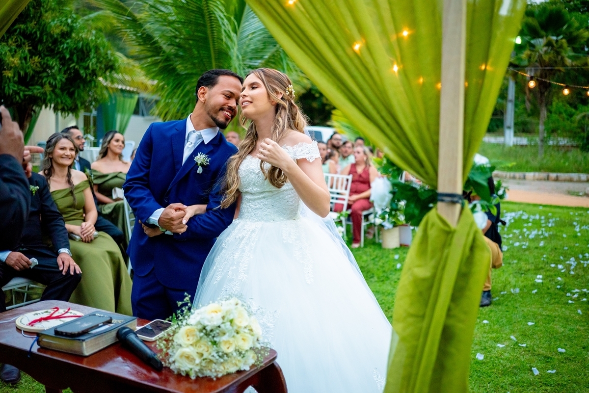 Fotografia de casamento ao ar livre em Monte Santo com Maria Izabel e Diego. Amor, emoção e momentos únicos registrados com estilo profissional. Fotógrafo de casamento, fotos da noiva, noivo e cerimônia. #JuniorFotografia