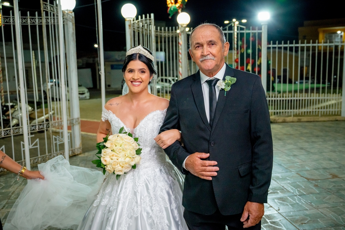 inspiração de casamento simples

casamento tradicional na igreja

ideias para casamento religioso

fotos de casamento reais

casamento íntimo e emocionante