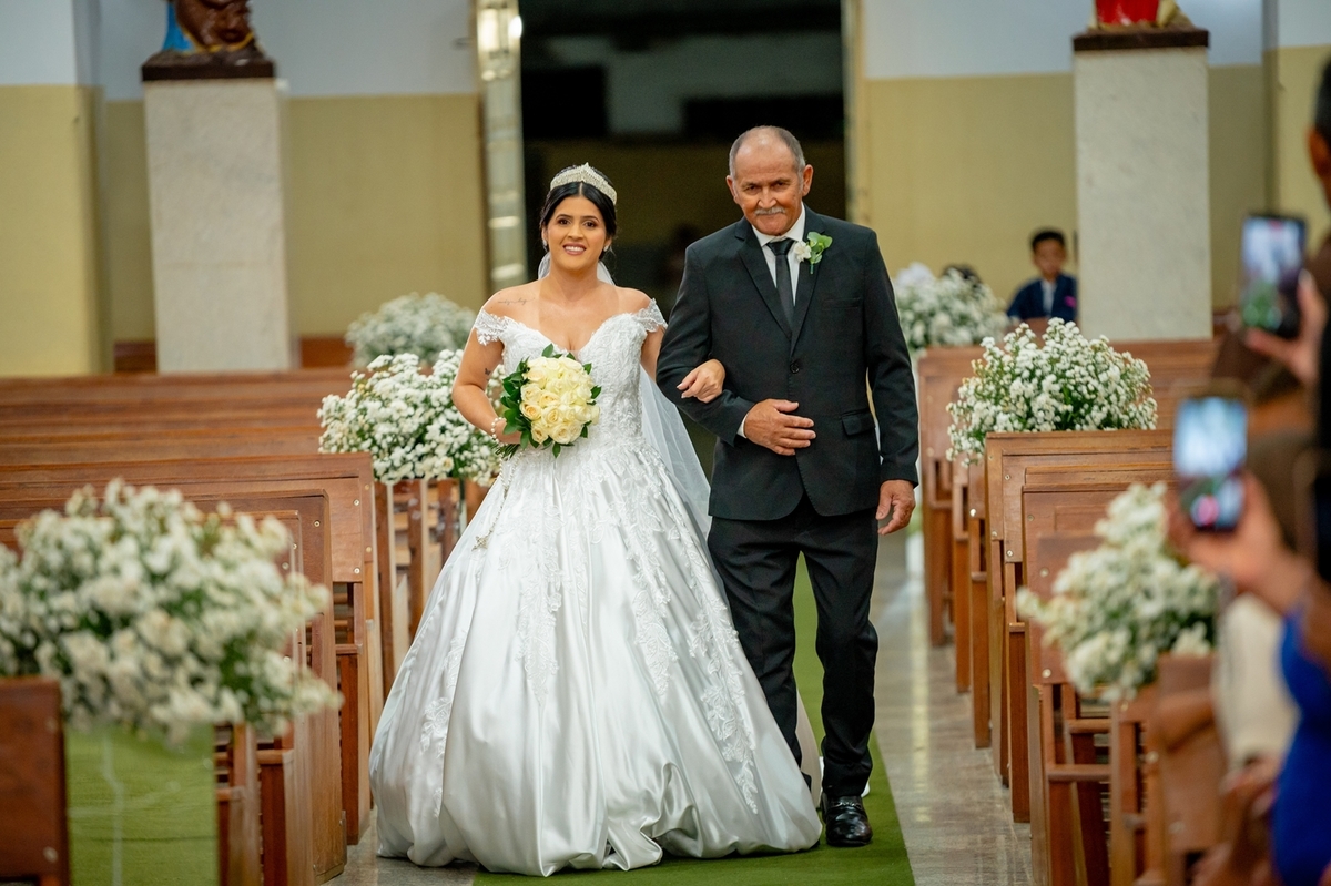 inspiração de casamento simples

casamento tradicional na igreja

ideias para casamento religioso

fotos de casamento reais

casamento íntimo e emocionante