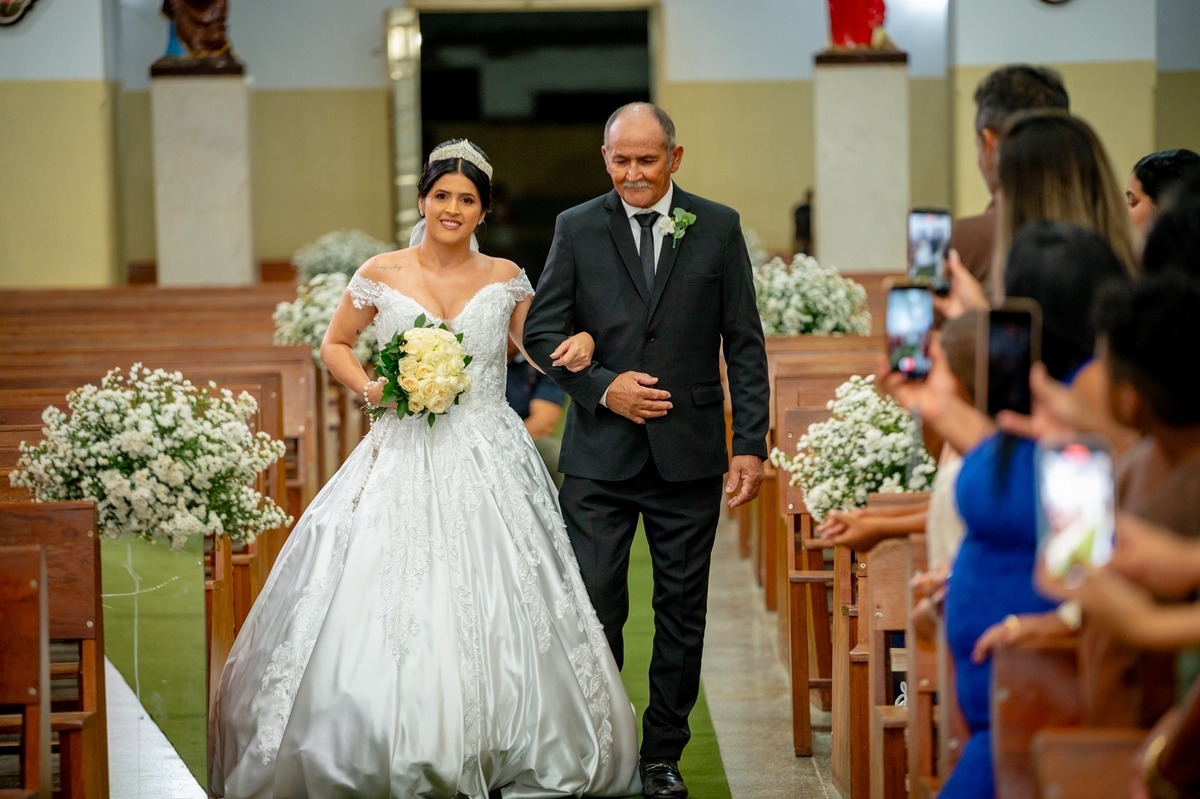 inspiração de casamento simples

casamento tradicional na igreja

ideias para casamento religioso

fotos de casamento reais

casamento íntimo e emocionante