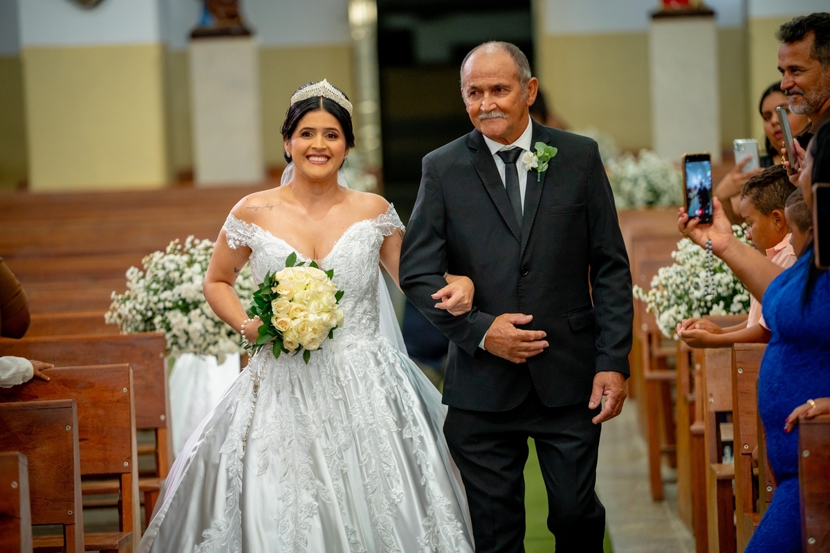 inspiração de casamento simples

casamento tradicional na igreja

ideias para casamento religioso

fotos de casamento reais

casamento íntimo e emocionante