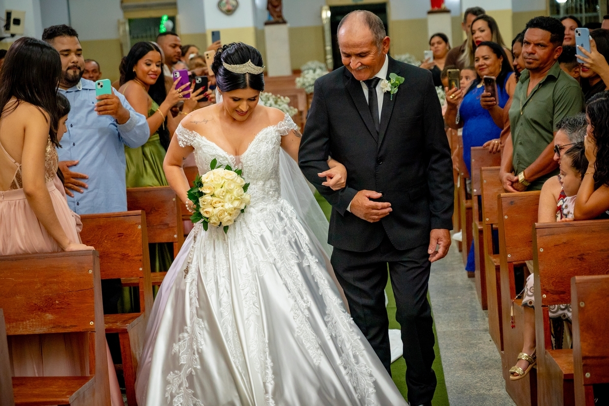 inspiração de casamento simples

casamento tradicional na igreja

ideias para casamento religioso

fotos de casamento reais

casamento íntimo e emocionante