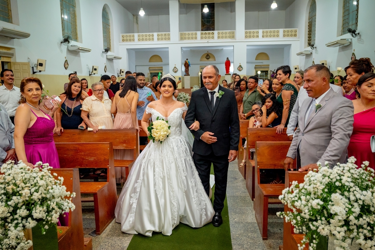 inspiração de casamento simples

casamento tradicional na igreja

ideias para casamento religioso

fotos de casamento reais

casamento íntimo e emocionante