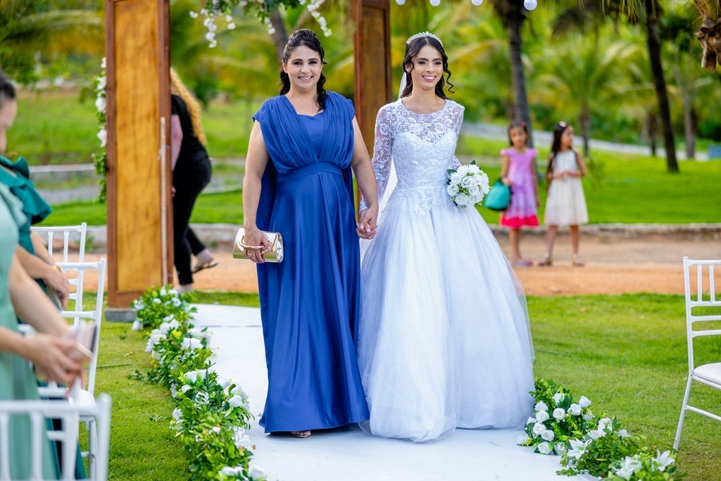 poses para casamento ao ar livre, como tirar fotos lindas, fotos perfeitas em casamento ao ar livre, o vestido de noiva mais lindo e perfeito, o melhor vestido para casamento ao ar livre, onde encontrar o local perfeito para casamento ao ar livre
