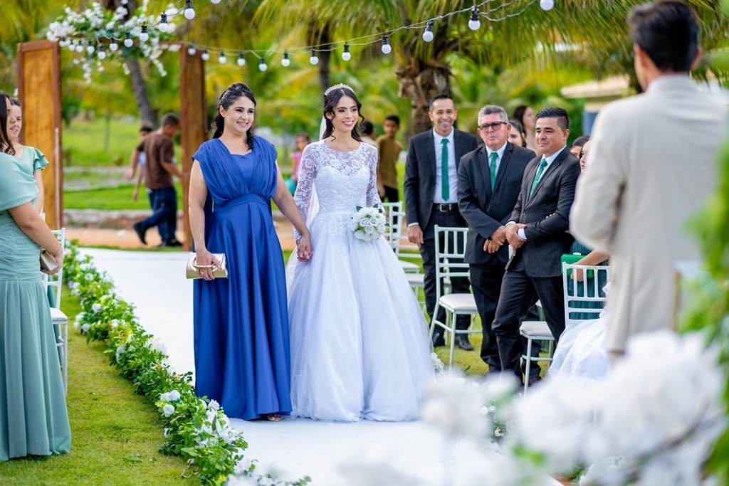 poses para casamento ao ar livre, como tirar fotos lindas, fotos perfeitas em casamento ao ar livre, o vestido de noiva mais lindo e perfeito, o melhor vestido para casamento ao ar livre, onde encontrar o local perfeito para casamento ao ar livre
