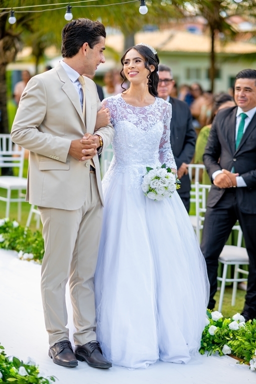 poses para casamento ao ar livre, como tirar fotos lindas, fotos perfeitas em casamento ao ar livre, o vestido de noiva mais lindo e perfeito, o melhor vestido para casamento ao ar livre, onde encontrar o local perfeito para casamento ao ar livre