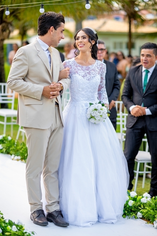 poses para casamento ao ar livre, como tirar fotos lindas, fotos perfeitas em casamento ao ar livre, o vestido de noiva mais lindo e perfeito, o melhor vestido para casamento ao ar livre, onde encontrar o local perfeito para casamento ao ar livre