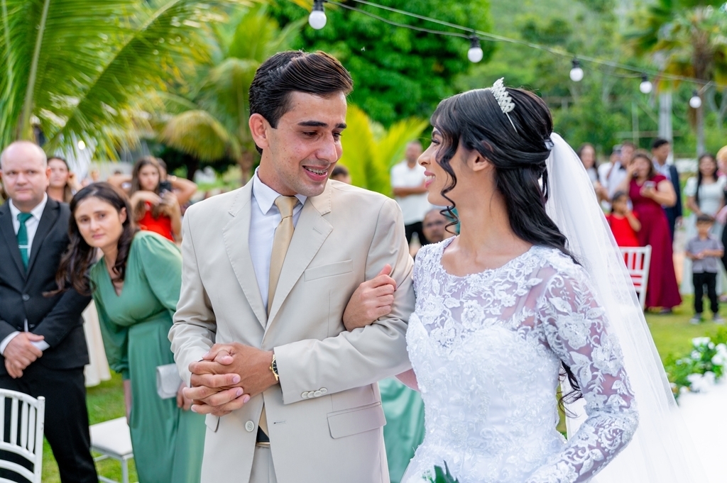 poses para casamento ao ar livre, como tirar fotos lindas, fotos perfeitas em casamento ao ar livre, o vestido de noiva mais lindo e perfeito, o melhor vestido para casamento ao ar livre, onde encontrar o local perfeito para casamento ao ar livre