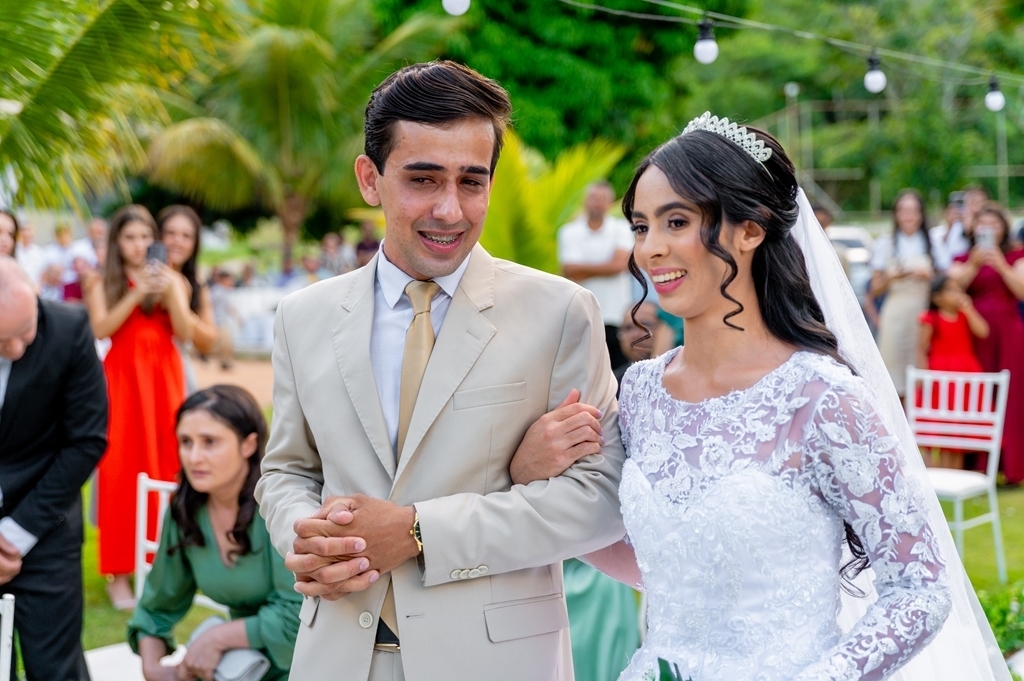 poses para casamento ao ar livre, como tirar fotos lindas, fotos perfeitas em casamento ao ar livre, o vestido de noiva mais lindo e perfeito, o melhor vestido para casamento ao ar livre, onde encontrar o local perfeito para casamento ao ar livre