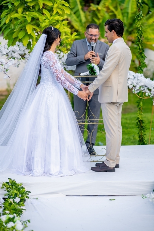 poses para casamento ao ar livre, como tirar fotos lindas, fotos perfeitas em casamento ao ar livre, o vestido de noiva mais lindo e perfeito, o melhor vestido para casamento ao ar livre, onde encontrar o local perfeito para casamento ao ar livre
