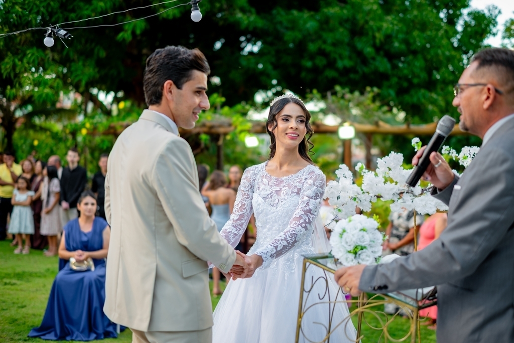 poses para casamento ao ar livre, como tirar fotos lindas, fotos perfeitas em casamento ao ar livre, o vestido de noiva mais lindo e perfeito, o melhor vestido para casamento ao ar livre, onde encontrar o local perfeito para casamento ao ar livre