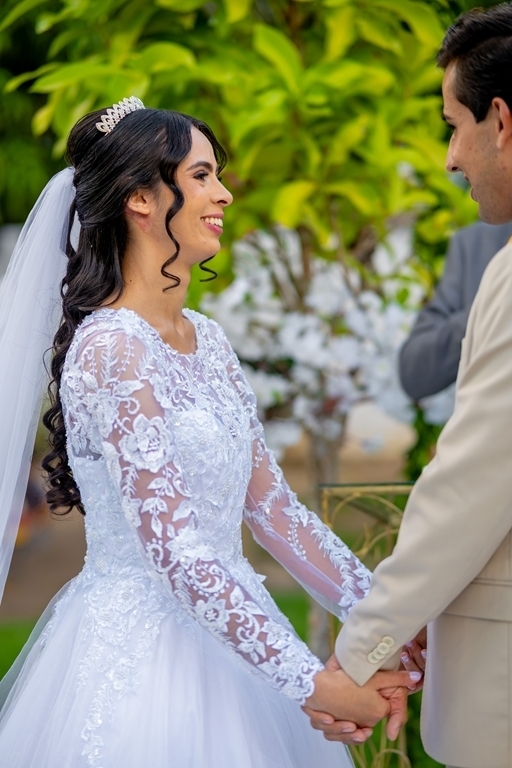 poses para casamento ao ar livre, como tirar fotos lindas, fotos perfeitas em casamento ao ar livre, o vestido de noiva mais lindo e perfeito, o melhor vestido para casamento ao ar livre, onde encontrar o local perfeito para casamento ao ar livre