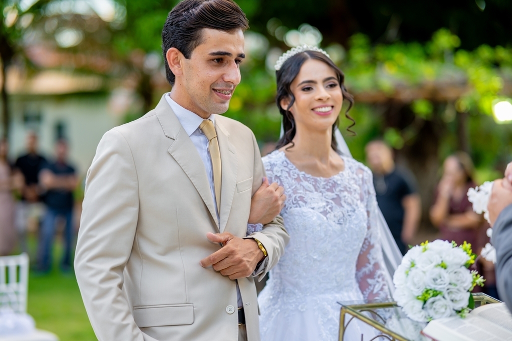 poses para casamento ao ar livre, como tirar fotos lindas, fotos perfeitas em casamento ao ar livre, o vestido de noiva mais lindo e perfeito, o melhor vestido para casamento ao ar livre, onde encontrar o local perfeito para casamento ao ar livre