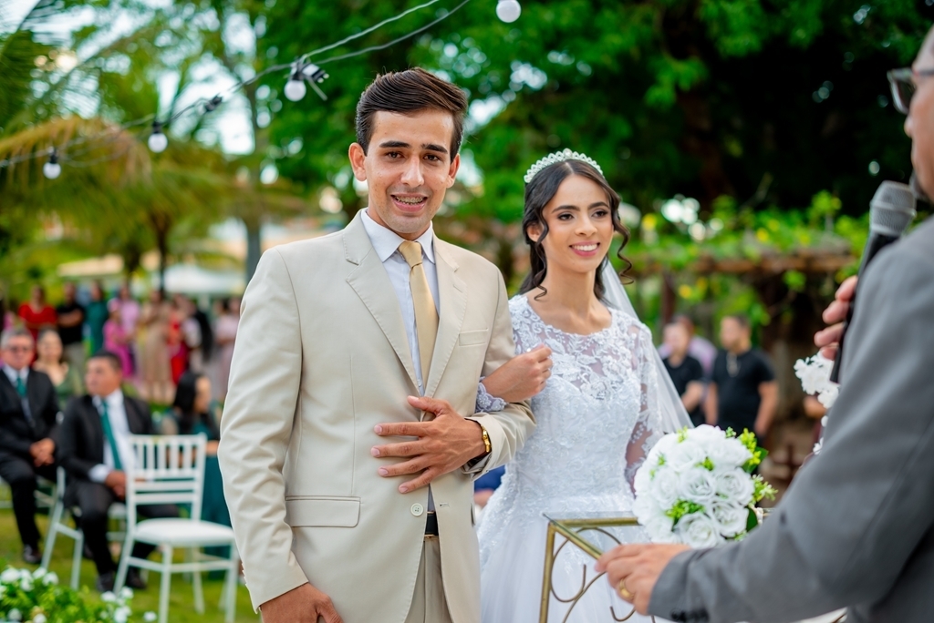 poses para casamento ao ar livre, como tirar fotos lindas, fotos perfeitas em casamento ao ar livre, o vestido de noiva mais lindo e perfeito, o melhor vestido para casamento ao ar livre, onde encontrar o local perfeito para casamento ao ar livre