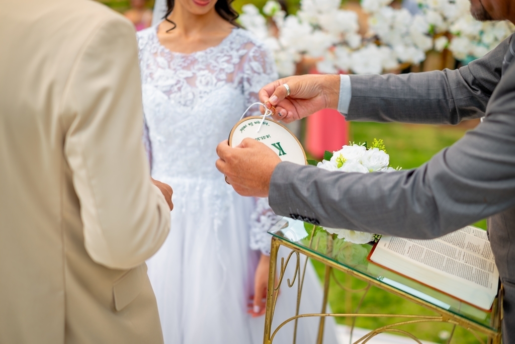 poses para casamento ao ar livre, como tirar fotos lindas, fotos perfeitas em casamento ao ar livre, o vestido de noiva mais lindo e perfeito, o melhor vestido para casamento ao ar livre, onde encontrar o local perfeito para casamento ao ar livre
