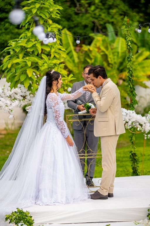 poses para casamento ao ar livre, como tirar fotos lindas, fotos perfeitas em casamento ao ar livre, o vestido de noiva mais lindo e perfeito, o melhor vestido para casamento ao ar livre, onde encontrar o local perfeito para casamento ao ar livre
