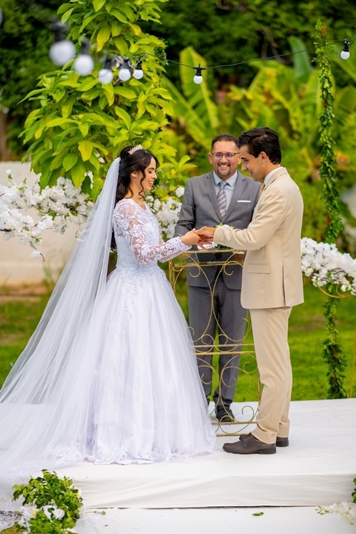 poses para casamento ao ar livre, como tirar fotos lindas, fotos perfeitas em casamento ao ar livre, o vestido de noiva mais lindo e perfeito, o melhor vestido para casamento ao ar livre, onde encontrar o local perfeito para casamento ao ar livre