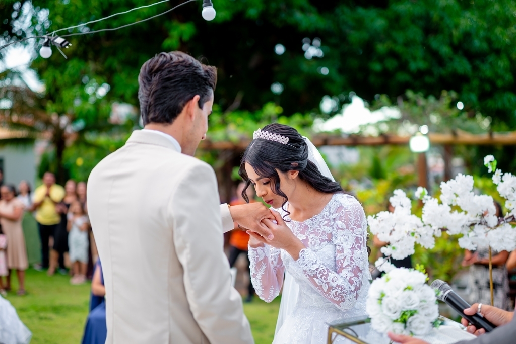poses para casamento ao ar livre, como tirar fotos lindas, fotos perfeitas em casamento ao ar livre, o vestido de noiva mais lindo e perfeito, o melhor vestido para casamento ao ar livre, onde encontrar o local perfeito para casamento ao ar livre