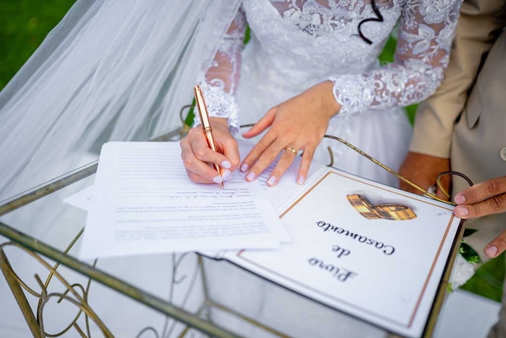 poses para casamento ao ar livre, como tirar fotos lindas, fotos perfeitas em casamento ao ar livre, o vestido de noiva mais lindo e perfeito, o melhor vestido para casamento ao ar livre, onde encontrar o local perfeito para casamento ao ar livre