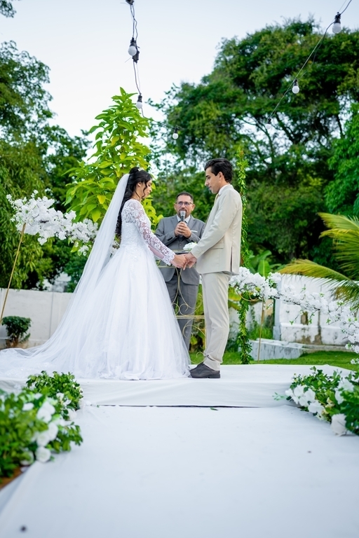 poses para casamento ao ar livre, como tirar fotos lindas, fotos perfeitas em casamento ao ar livre, o vestido de noiva mais lindo e perfeito, o melhor vestido para casamento ao ar livre, onde encontrar o local perfeito para casamento ao ar livre