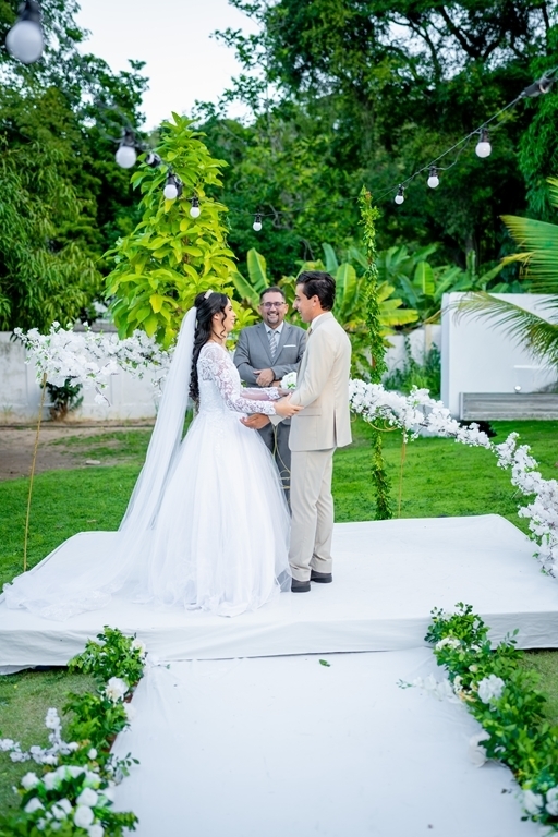 poses para casamento ao ar livre, como tirar fotos lindas, fotos perfeitas em casamento ao ar livre, o vestido de noiva mais lindo e perfeito, o melhor vestido para casamento ao ar livre, onde encontrar o local perfeito para casamento ao ar livre