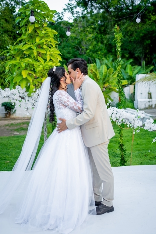 poses para casamento ao ar livre, como tirar fotos lindas, fotos perfeitas em casamento ao ar livre, o vestido de noiva mais lindo e perfeito, o melhor vestido para casamento ao ar livre, onde encontrar o local perfeito para casamento ao ar livre