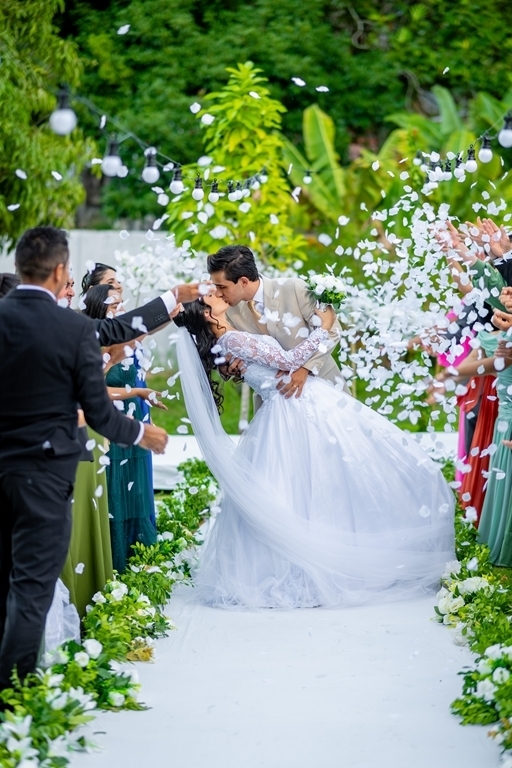 poses para casamento ao ar livre, como tirar fotos lindas, fotos perfeitas em casamento ao ar livre, o vestido de noiva mais lindo e perfeito, o melhor vestido para casamento ao ar livre, onde encontrar o local perfeito para casamento ao ar livre