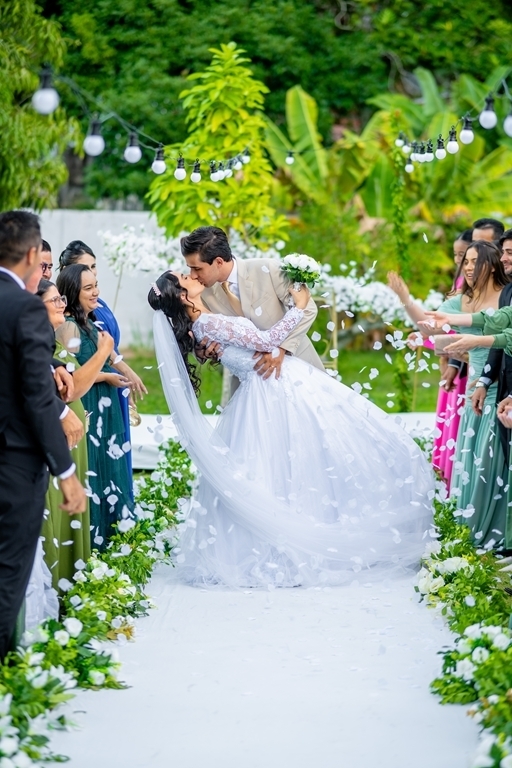 poses para casamento ao ar livre, como tirar fotos lindas, fotos perfeitas em casamento ao ar livre, o vestido de noiva mais lindo e perfeito, o melhor vestido para casamento ao ar livre, onde encontrar o local perfeito para casamento ao ar livre