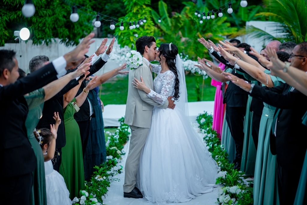 poses para casamento ao ar livre, como tirar fotos lindas, fotos perfeitas em casamento ao ar livre, o vestido de noiva mais lindo e perfeito, o melhor vestido para casamento ao ar livre, onde encontrar o local perfeito para casamento ao ar livre