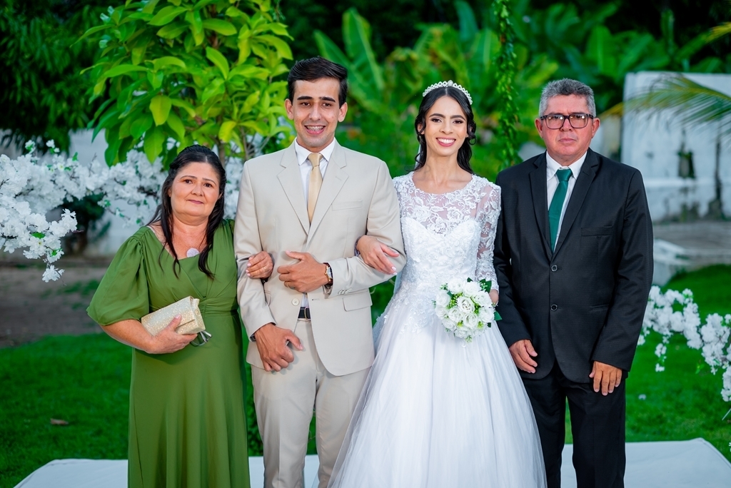 poses para casamento ao ar livre, como tirar fotos lindas, fotos perfeitas em casamento ao ar livre, o vestido de noiva mais lindo e perfeito, o melhor vestido para casamento ao ar livre, onde encontrar o local perfeito para casamento ao ar livre