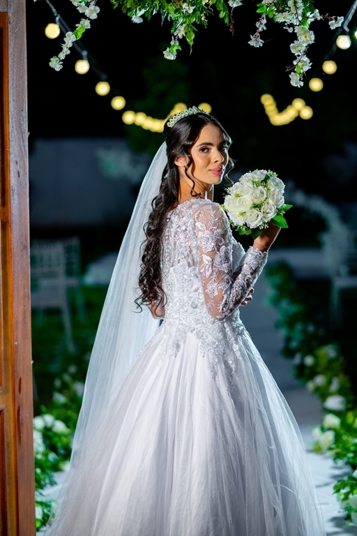 poses para casamento ao ar livre, como tirar fotos lindas, fotos perfeitas em casamento ao ar livre, o vestido de noiva mais lindo e perfeito, o melhor vestido para casamento ao ar livre, onde encontrar o local perfeito para casamento ao ar livre