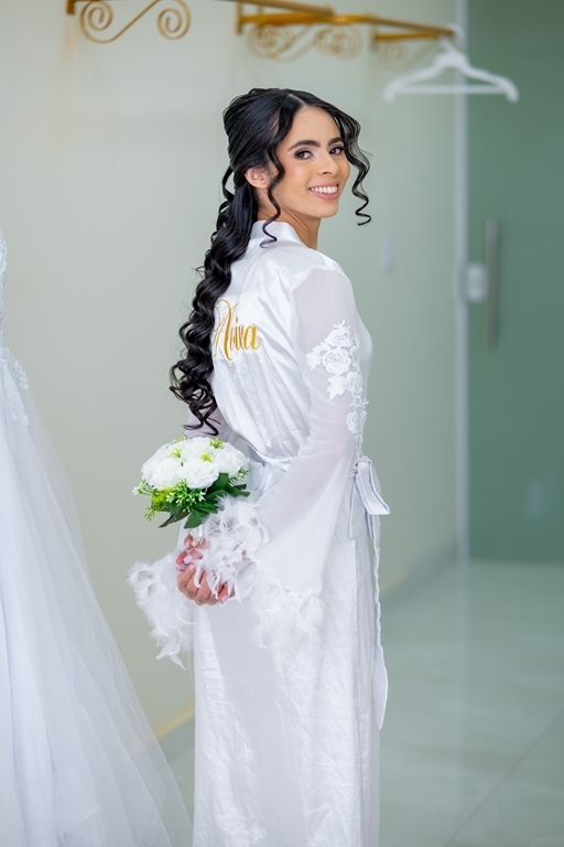 Noiva no salão se maquiando e fazendo seu making of