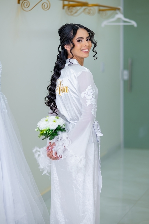 Noiva no salão se maquiando e fazendo seu making of