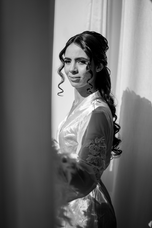Noiva no salão se maquiando e fazendo seu making of