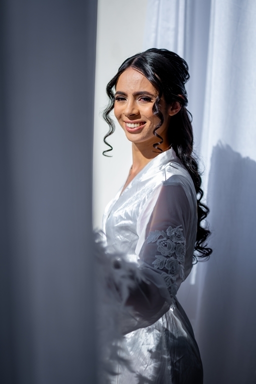 Noiva no salão se maquiando e fazendo seu making of