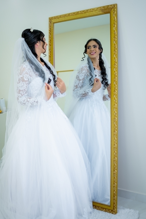 Noiva no salão se maquiando e fazendo seu making of