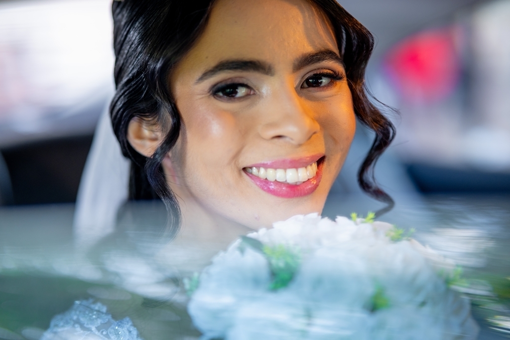 noiva no carro sorrindo