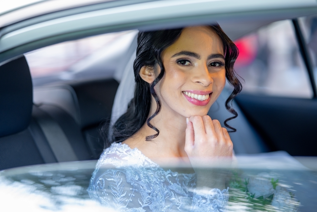noiva no carro sorrindo