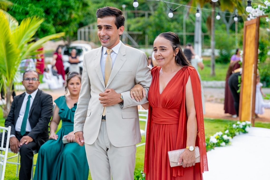 poses para casamento ao ar livre, como tirar fotos lindas, fotos perfeitas em casamento ao ar livre, o vestido de noiva mais lindo e perfeito, o melhor vestido para casamento ao ar livre, onde encontrar o local perfeito para casamento ao ar livre