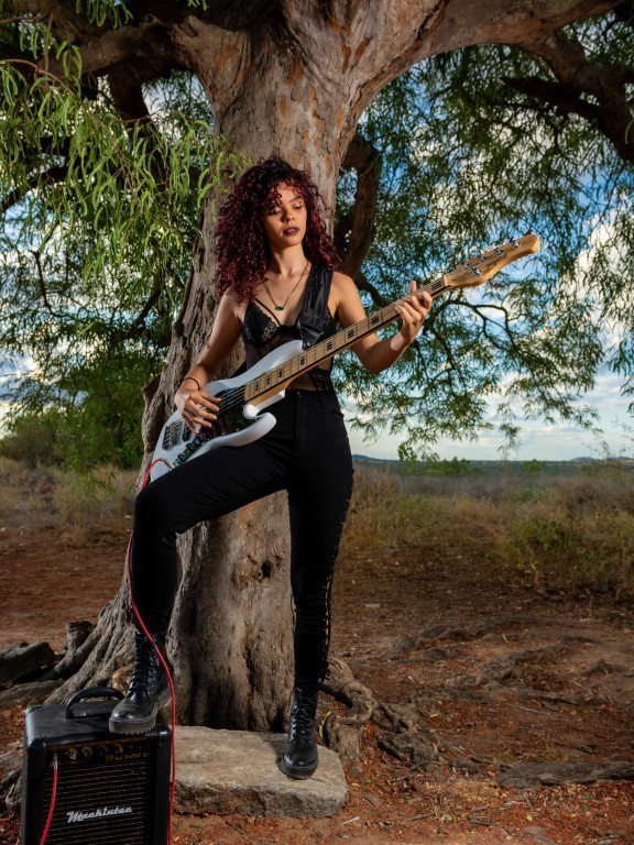 paloma tocando baixo