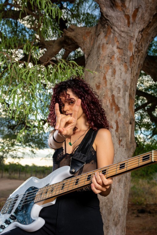 roqueira tocando contrabaixo