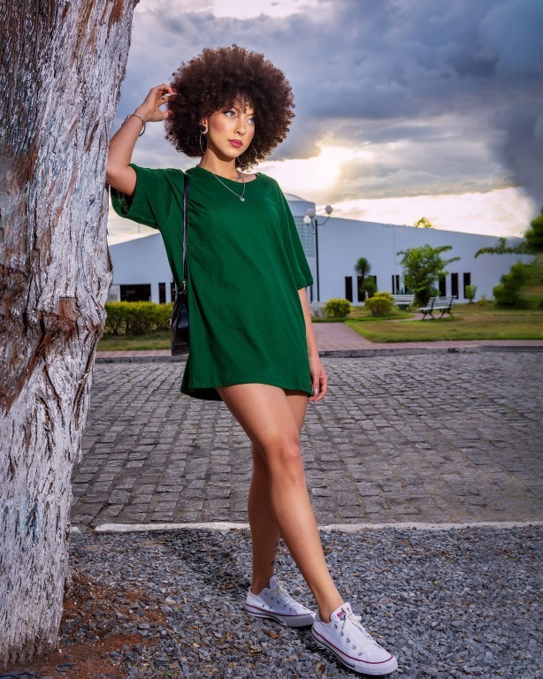 mulher encostada em uma árvore