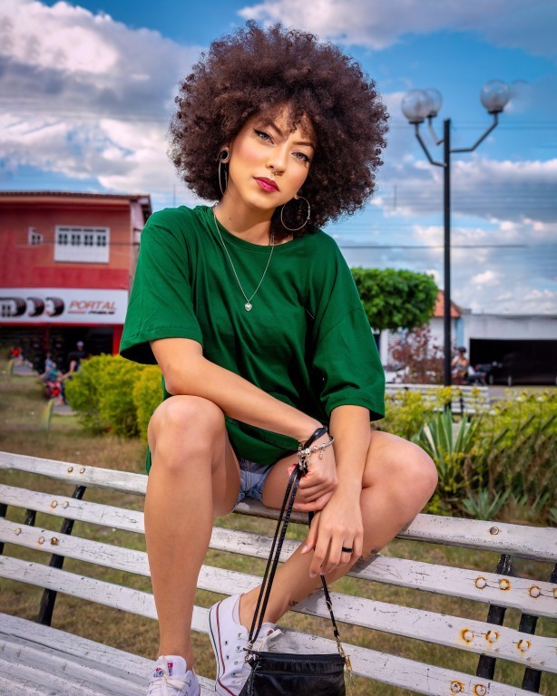 sentada segurando bolsa