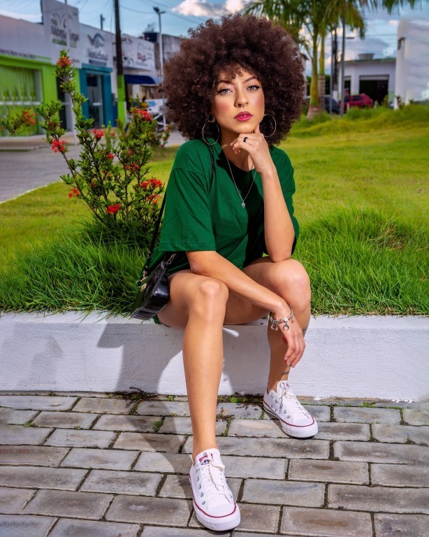 modelo sentada pensativa