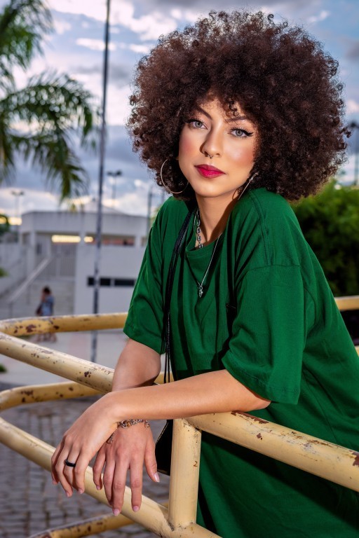 menina apoiada na marquise